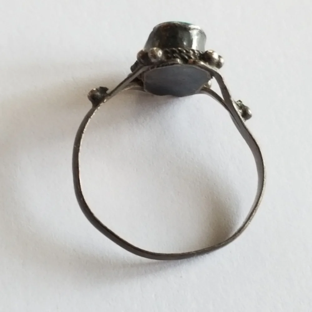 Vintage ring petit point dainty ring silver tone turquoise color cabochon 6